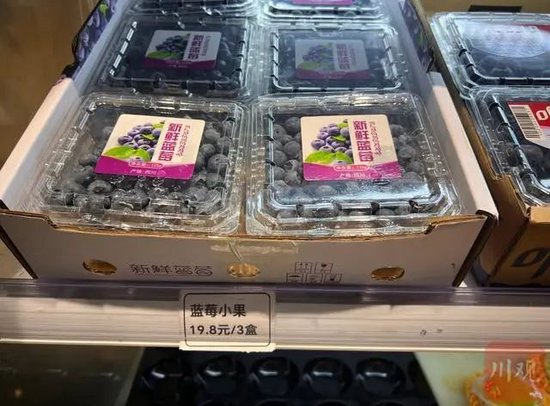 大降价！“蓝莓论克卖变论斤称”“荔枝从70元/斤跌至个位数”……高端水果排队上热搜，发生了什么？